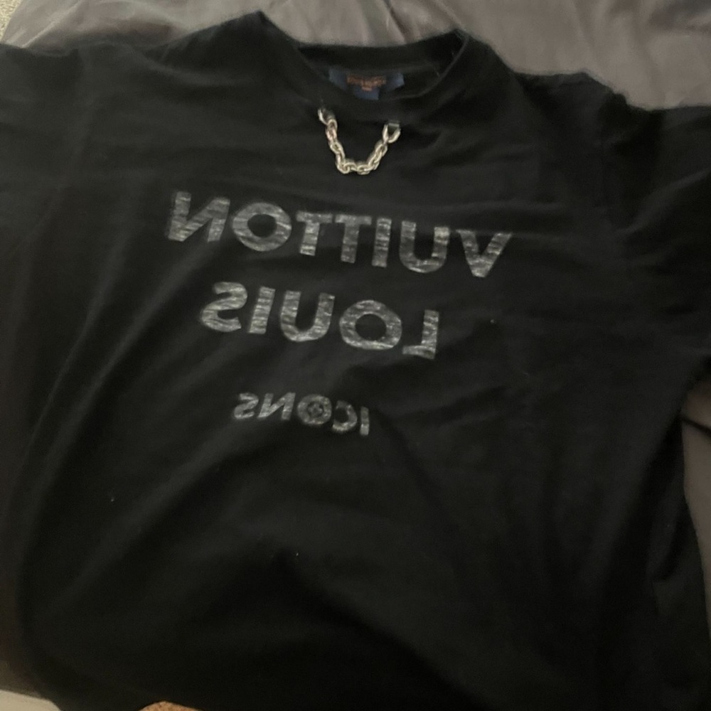 Louis Vuitton selfie shirt size M used